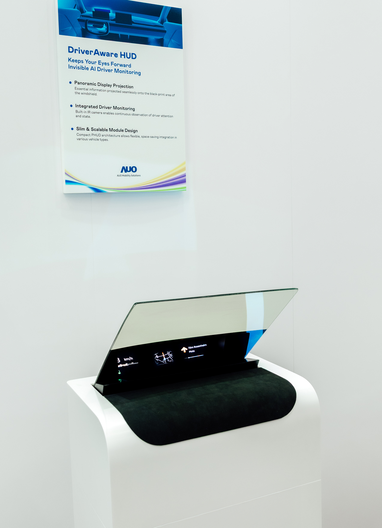 DriverAware HUD结合抬头显示器与隐藏式红外线摄影机，将车速、导航及警示讯息投影于挡风玻璃上，完美对齐驾驶目不离路的视线，同时，透过AI 监控驾驶注意力以提升安全性。